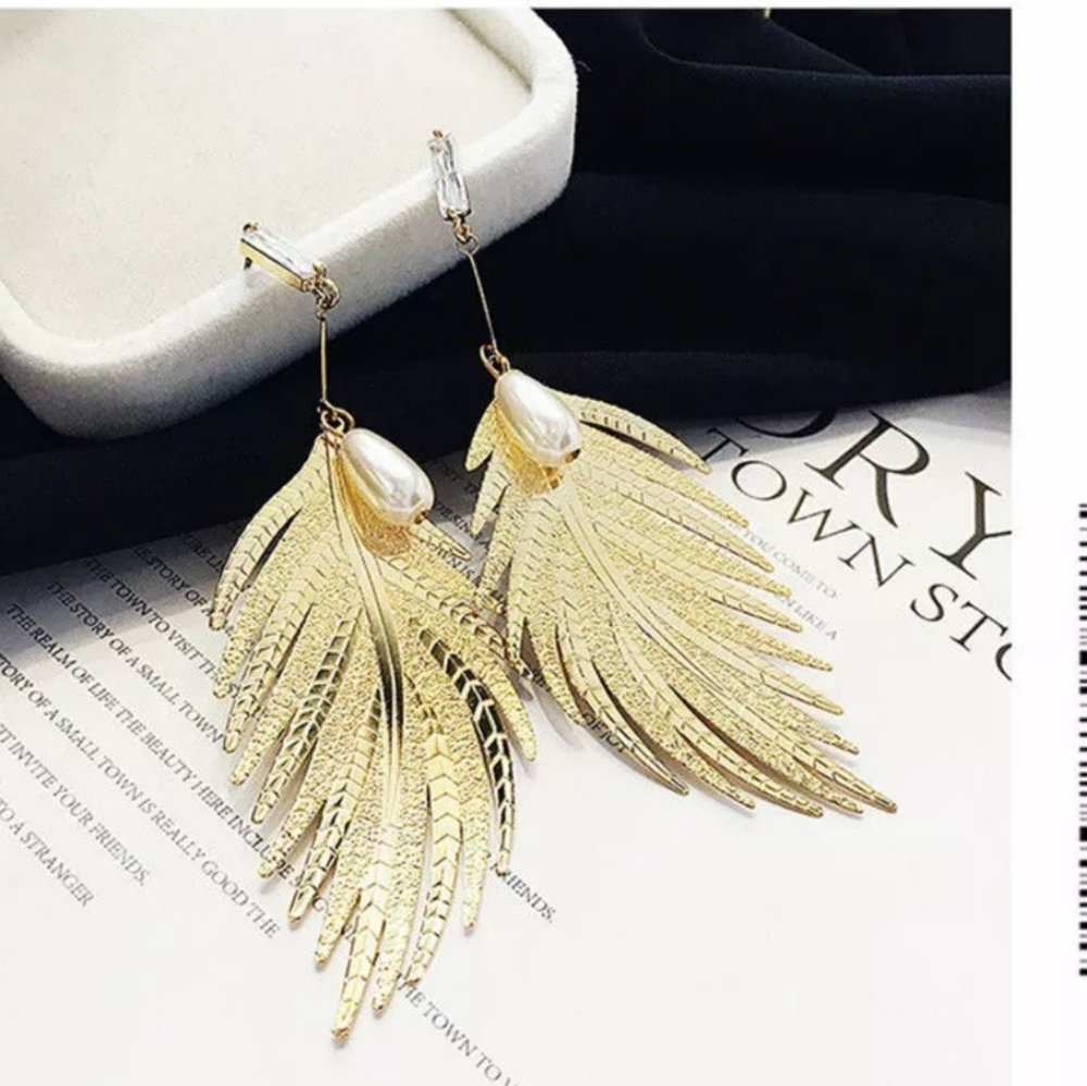 Gold feather dangling earrings